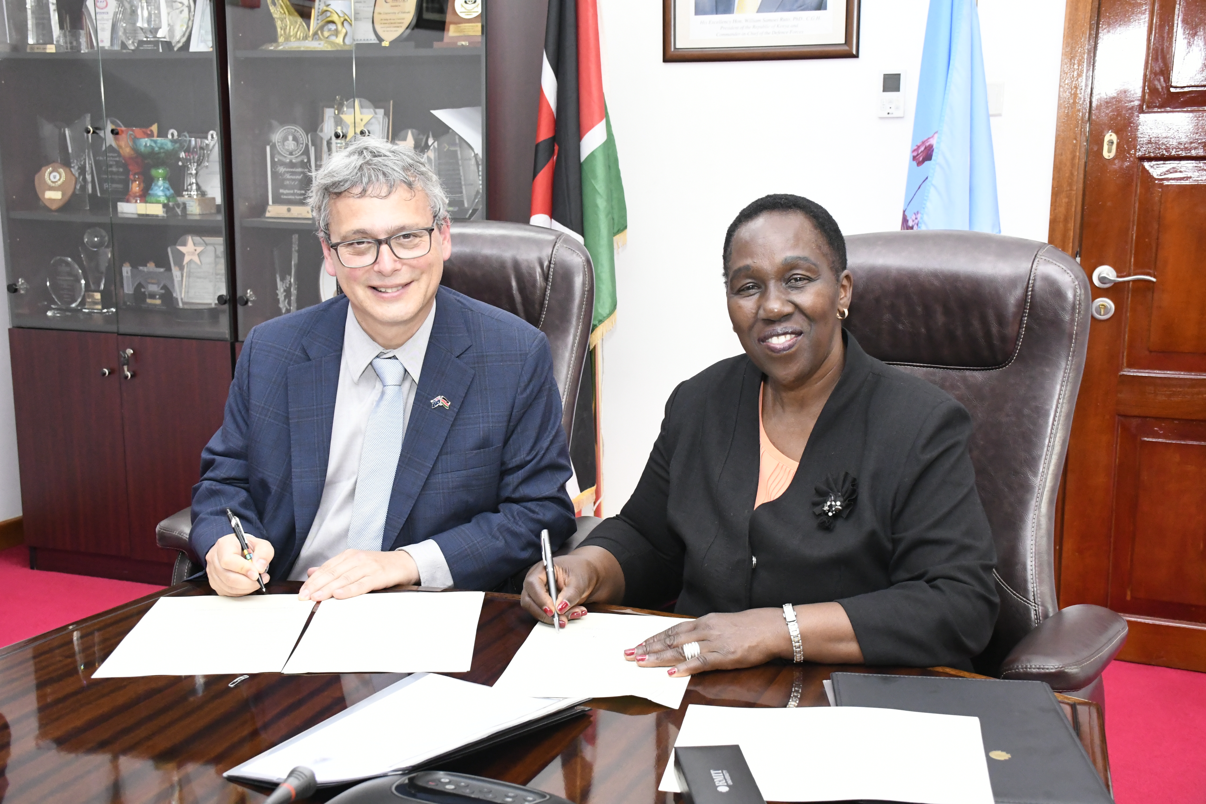 The VC Prof Hutchinson and VP Prof Colin Pecker Sign Collaboration Agreement