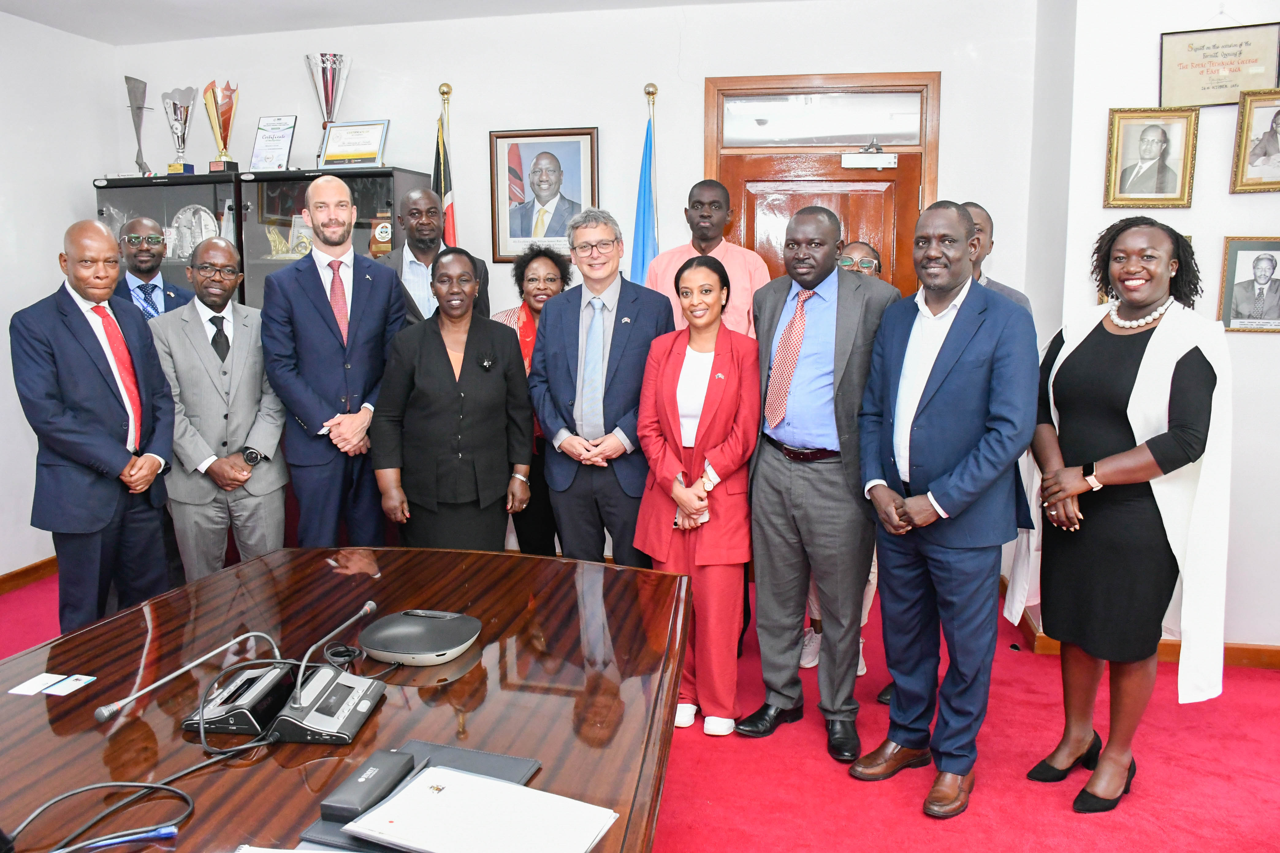 Delegation from RMIT University the Austaralian Deputy High Commissioner and Faculty of Business and Management Science members take a group photo with the VC